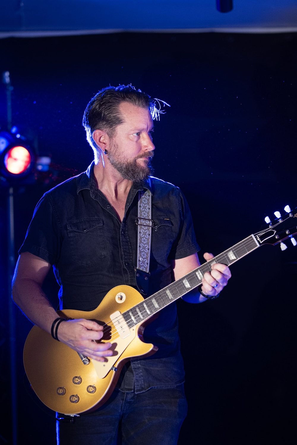 Gitarrist med Les Paul i blått scenljus