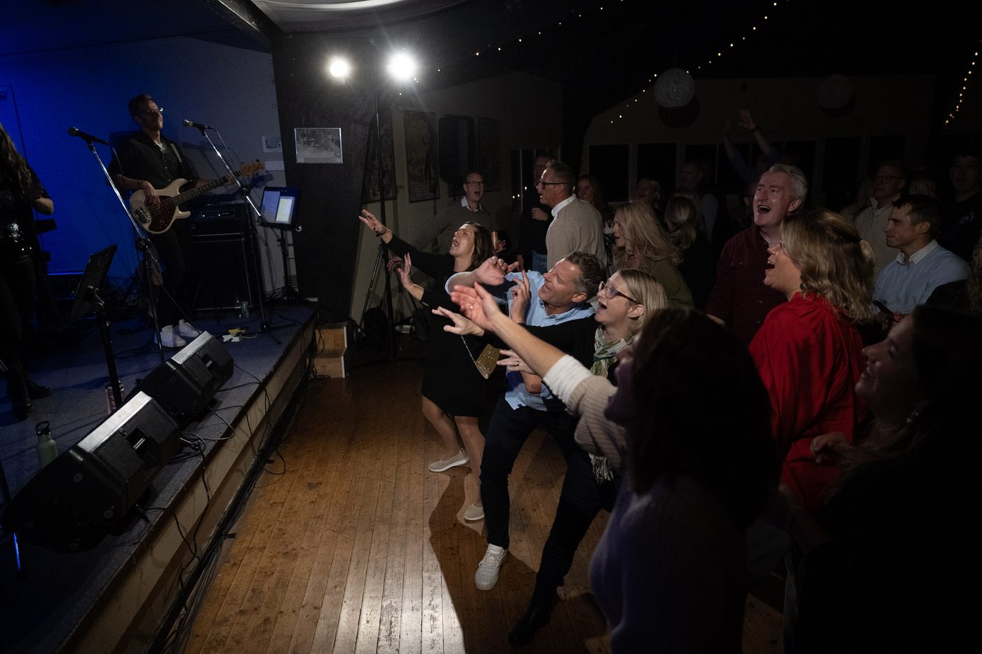 Publik som dansar och sjunger med framför scenen